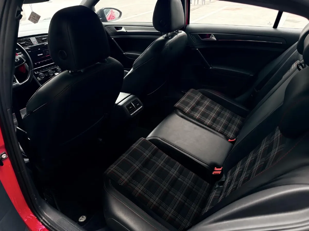 2018 Volkswagen GolfGTI 2.0T 220HP L4 7DCT,autocango,china used car exporter,china ev exporter,chinese used car exporter,chinese used ev exporter