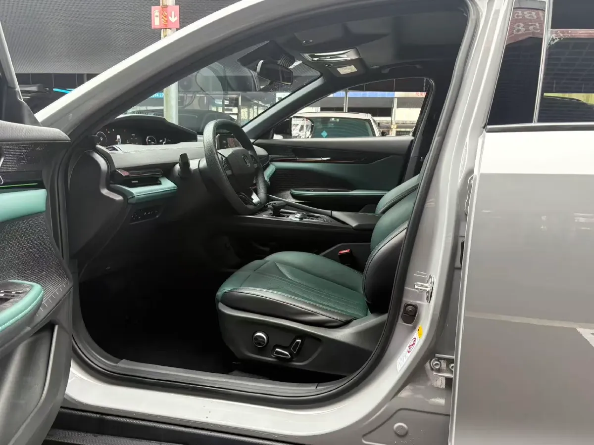 2024 ChangAn UNI-V iDD 1.5L 110HP L4 E-CVT PHEV 18.99KWH,autocango,china used car exporter,china ev exporter,chinese used car exporter,chinese used ev exporter