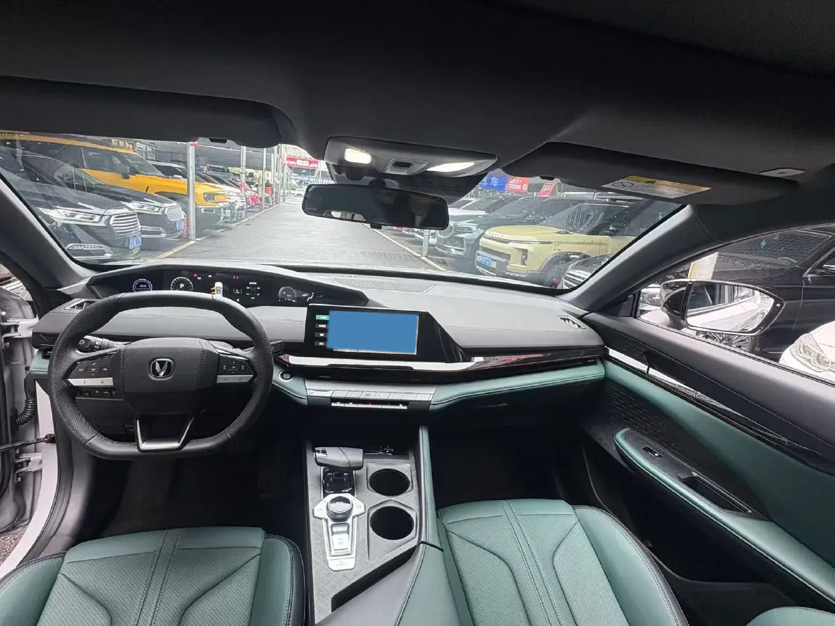 2024 ChangAn UNI-V iDD 1.5L 110HP L4 E-CVT PHEV 18.99KWH,autocango,china used car exporter,china ev exporter,chinese used car exporter,chinese used ev exporter