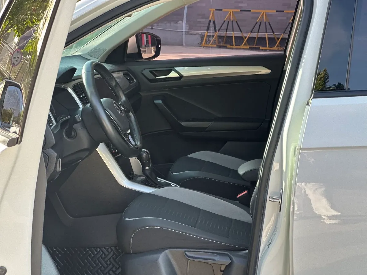 2021 Volkswagen T-Roc 1.4T 150HP L4 7DCT,autocango,china used car exporter,china ev exporter,chinese used car exporter,chinese used ev exporter