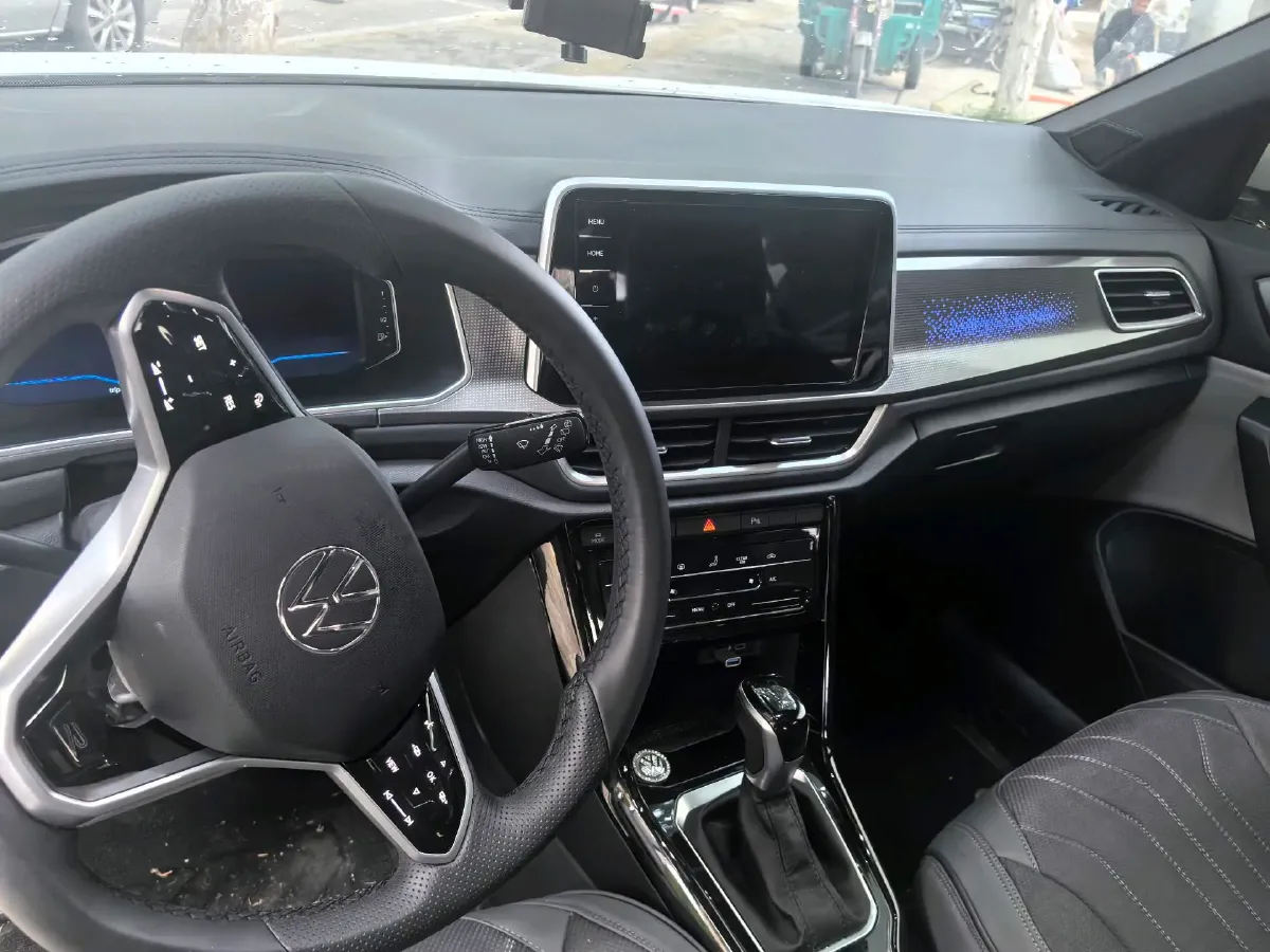 2025 Volkswagen T-Roc 1.5T 160HP L4 7DCT,autocango,china used car exporter,china ev exporter,chinese used car exporter,chinese used ev exporter