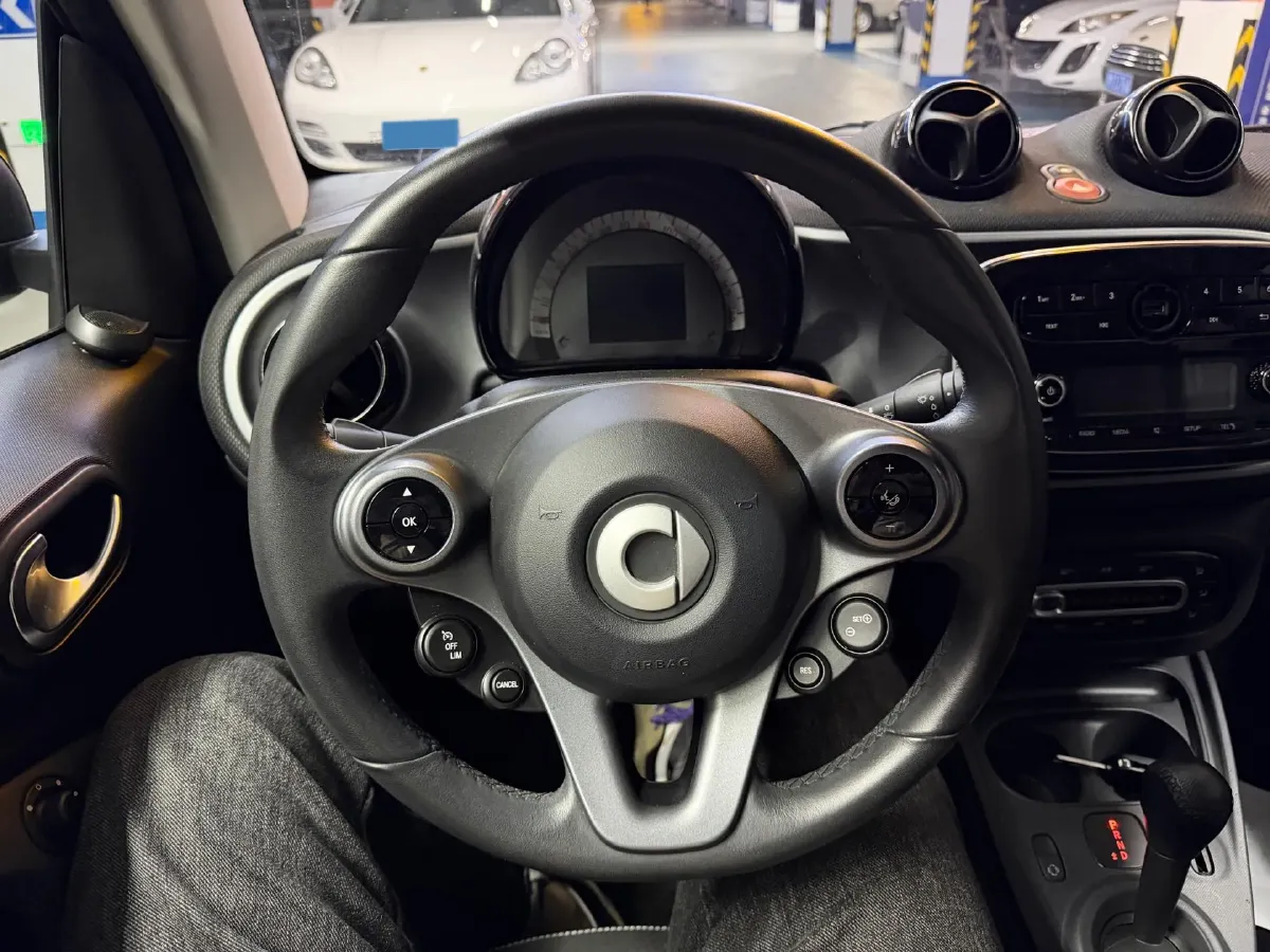 2017 Smart smart fortwo 1.0L 71HP L3 6DCT,autocango,china used car exporter,china ev exporter,chinese used car exporter,chinese used ev exporter