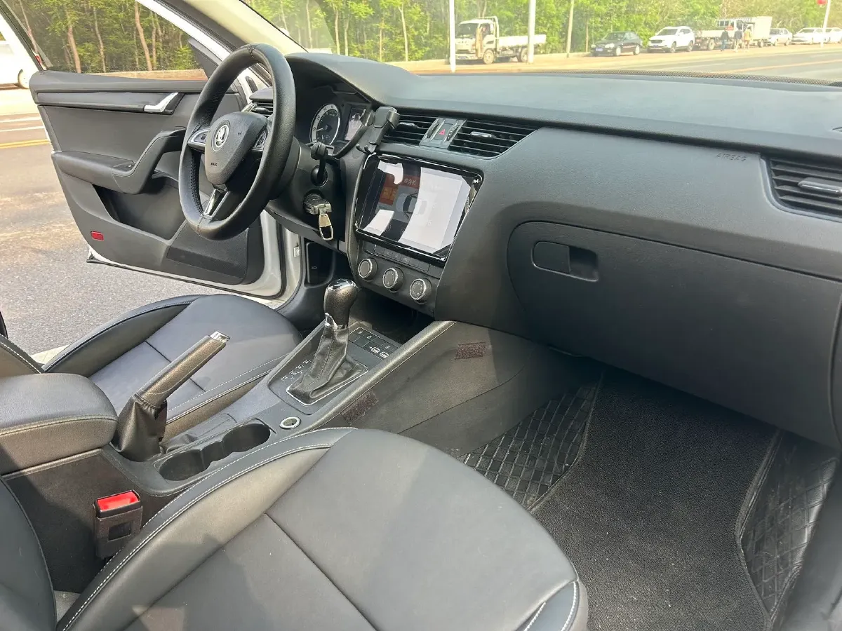 2021 Skoda Octavia 1.5L 113HP L4 6AT,autocango,china used car exporter,china ev exporter,chinese used car exporter,chinese used ev exporter