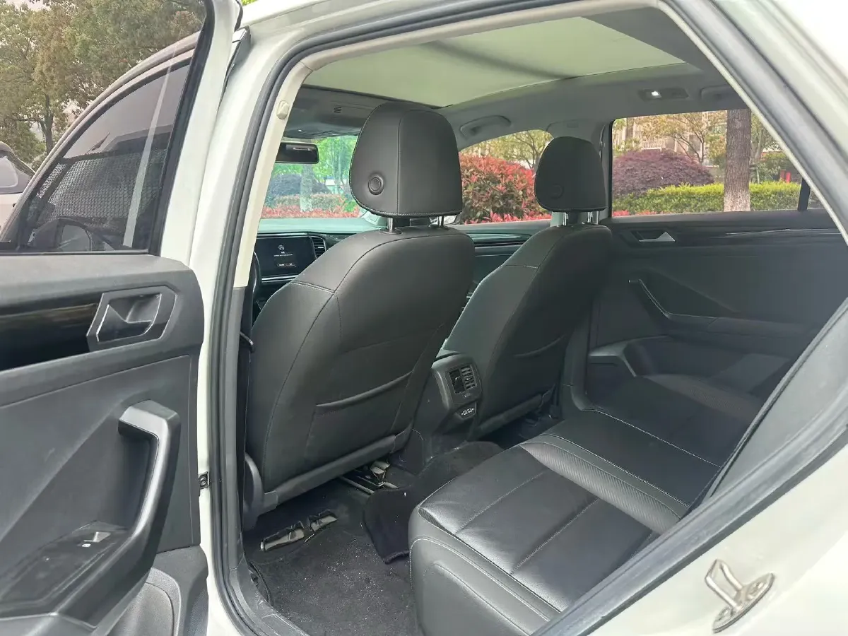 2022 Volkswagen T-Roc 1.4T 150HP L4 7DCT,autocango,china used car exporter,china ev exporter,chinese used car exporter,chinese used ev exporter