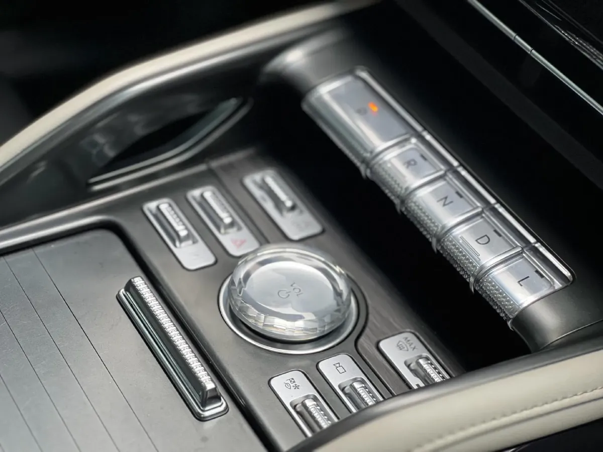 2023 Lincoln Nautilus 2.0T 261HP L4 8AT,autocango,china used car exporter,china ev exporter,chinese used car exporter,chinese used ev exporter