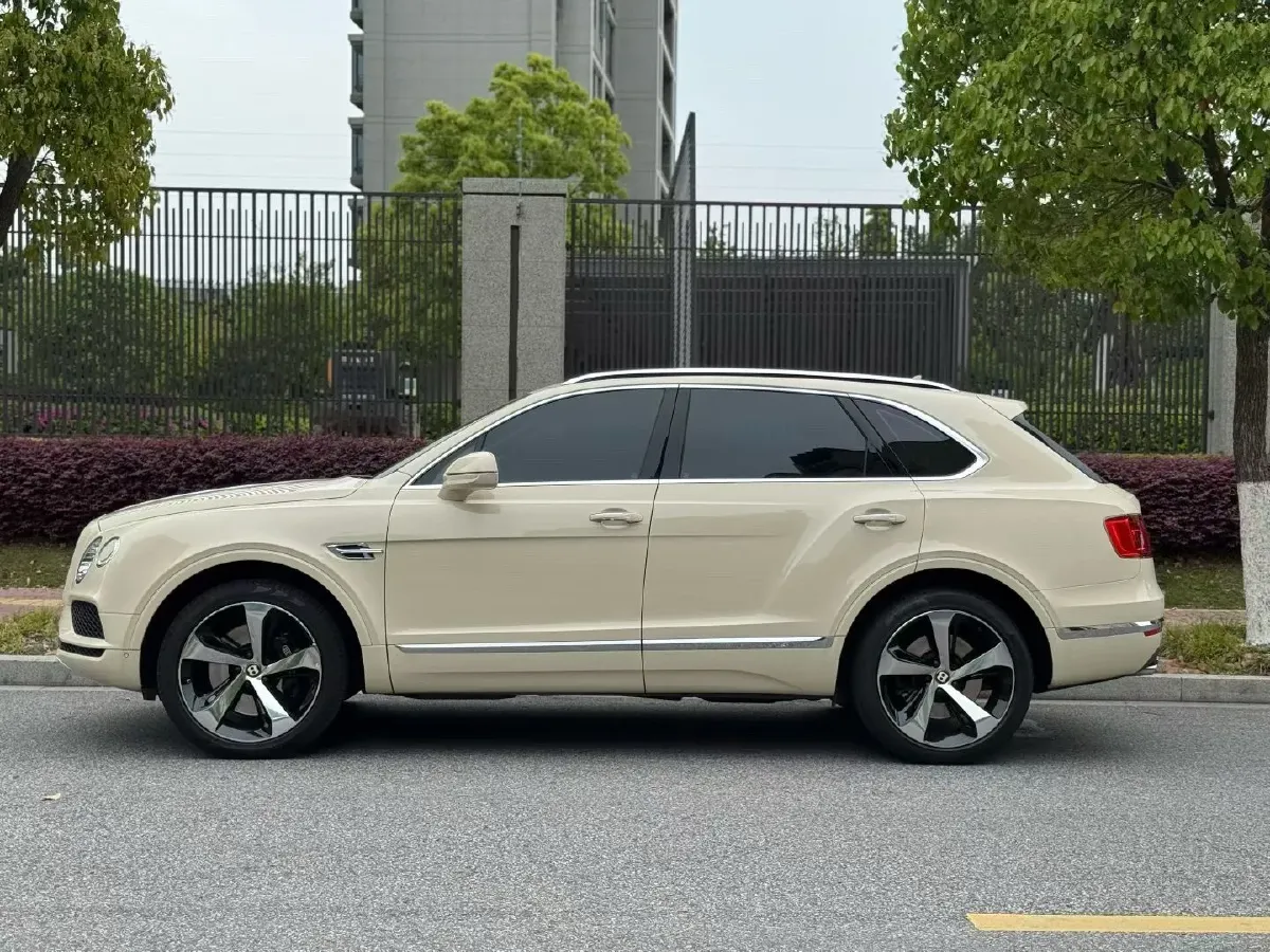 2018 Bentley Bentayga 4.0T 550HP V8 8AT,autocango,china used car exporter,china ev exporter,chinese used car exporter,chinese used ev exporter