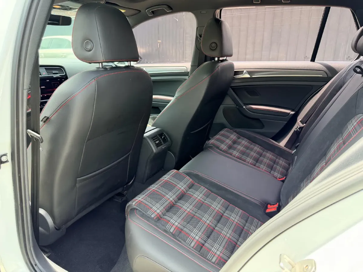 2018 Volkswagen GolfGTI 2.0T 220HP L4 7DCT,autocango,china used car exporter,china ev exporter,chinese used car exporter,chinese used ev exporter