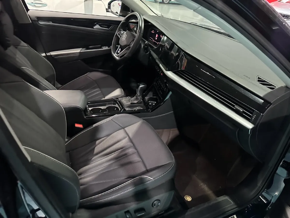 2024 Volkswagen Passat 2.0T 220HP L4 7DCT,autocango,china used car exporter,china ev exporter,chinese used car exporter,chinese used ev exporter