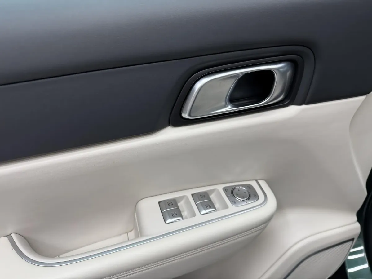 2021 Li ONE Range Extended 131HP REEV 40.5KWH,autocango,china used car exporter,china ev exporter,chinese used car exporter,chinese used ev exporter