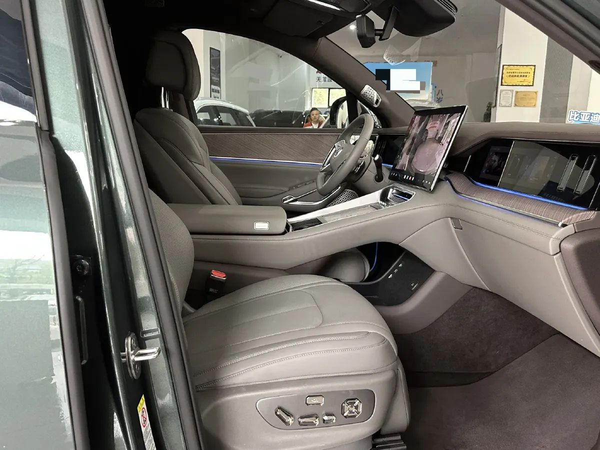 2025 Denza DenzaN9 2.0T 207HP L4 E-CVT PHEV,autocango,china used car exporter,china ev exporter,chinese used car exporter,chinese used ev exporter