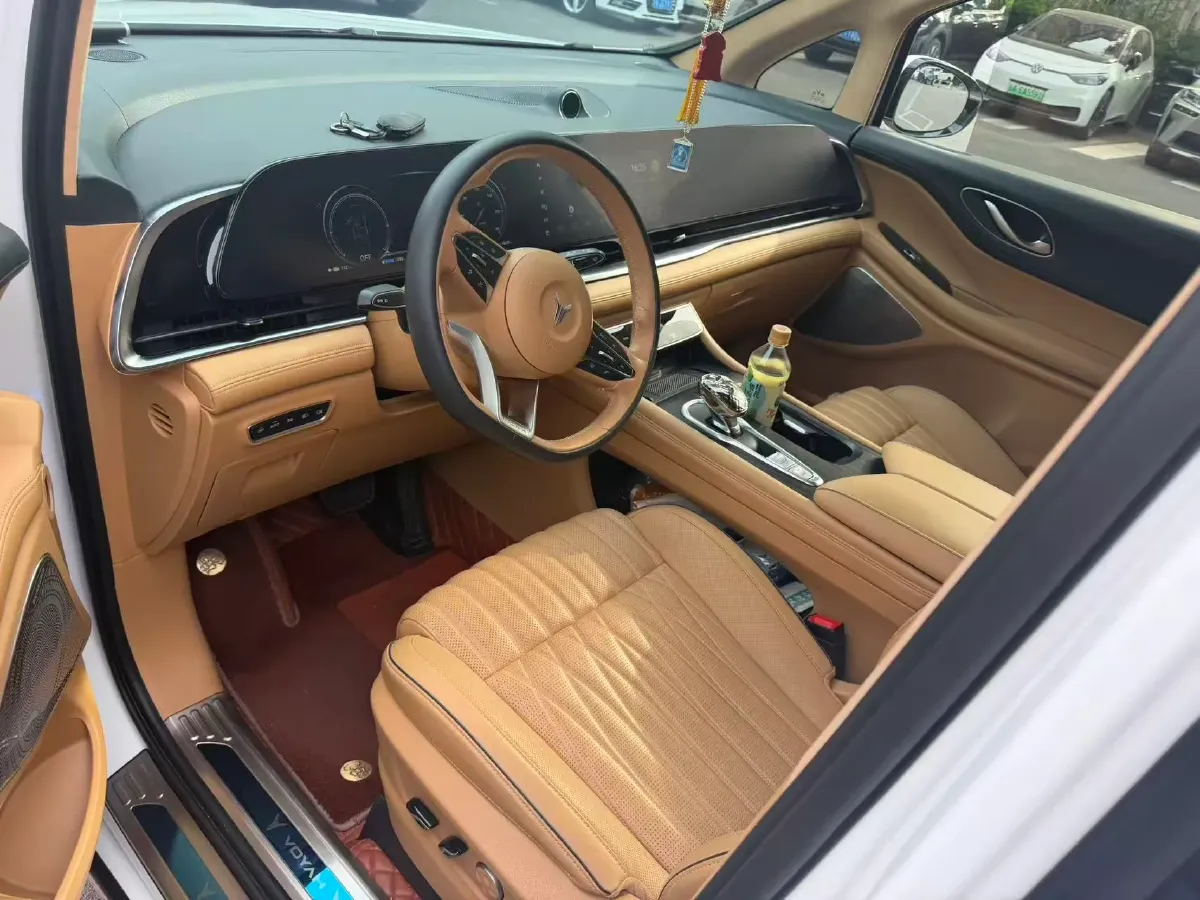 2024 Voyah Dream 1.5T 150HP L4 PHEV 43KWH,autocango,china used car exporter,china ev exporter,chinese used car exporter,chinese used ev exporter