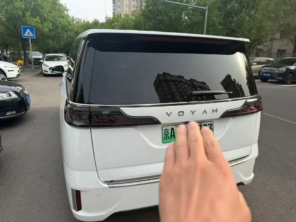 2024 Voyah Dream 1.5T 150HP L4 PHEV 43KWH,autocango,china used car exporter,china ev exporter,chinese used car exporter,chinese used ev exporter