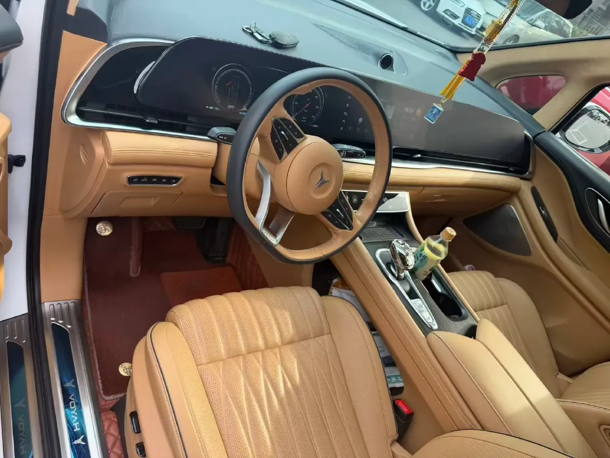 2024 Voyah Dream 1.5T 150HP L4 PHEV 43KWH,autocango,china used car exporter,china ev exporter,chinese used car exporter,chinese used ev exporter