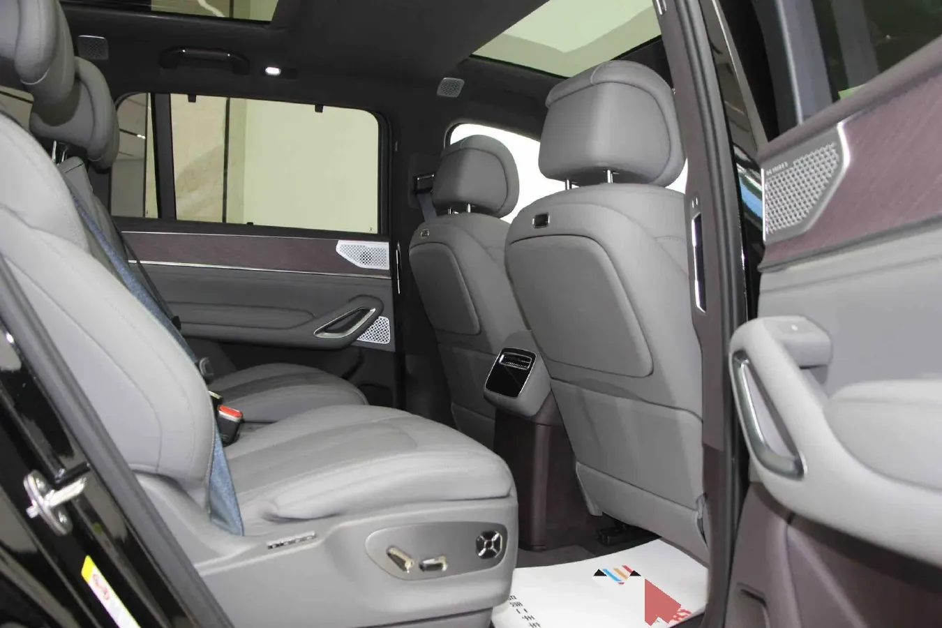 2025 Denza DenzaN9 2.0T 207HP L4 E-CVT PHEV,autocango,china used car exporter,china ev exporter,chinese used car exporter,chinese used ev exporter