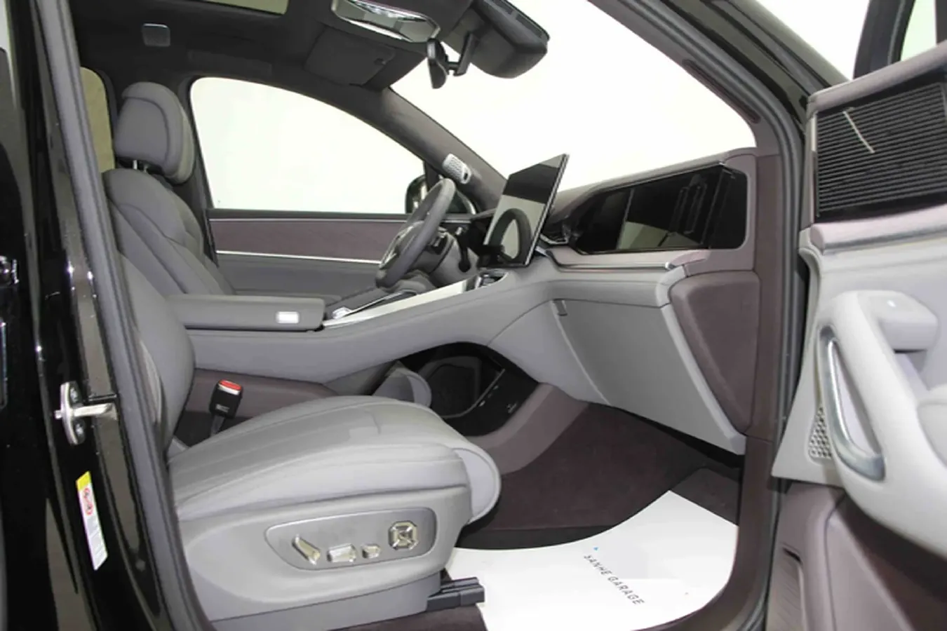 2025 Denza DenzaN9 2.0T 207HP L4 E-CVT PHEV,autocango,china used car exporter,china ev exporter,chinese used car exporter,chinese used ev exporter