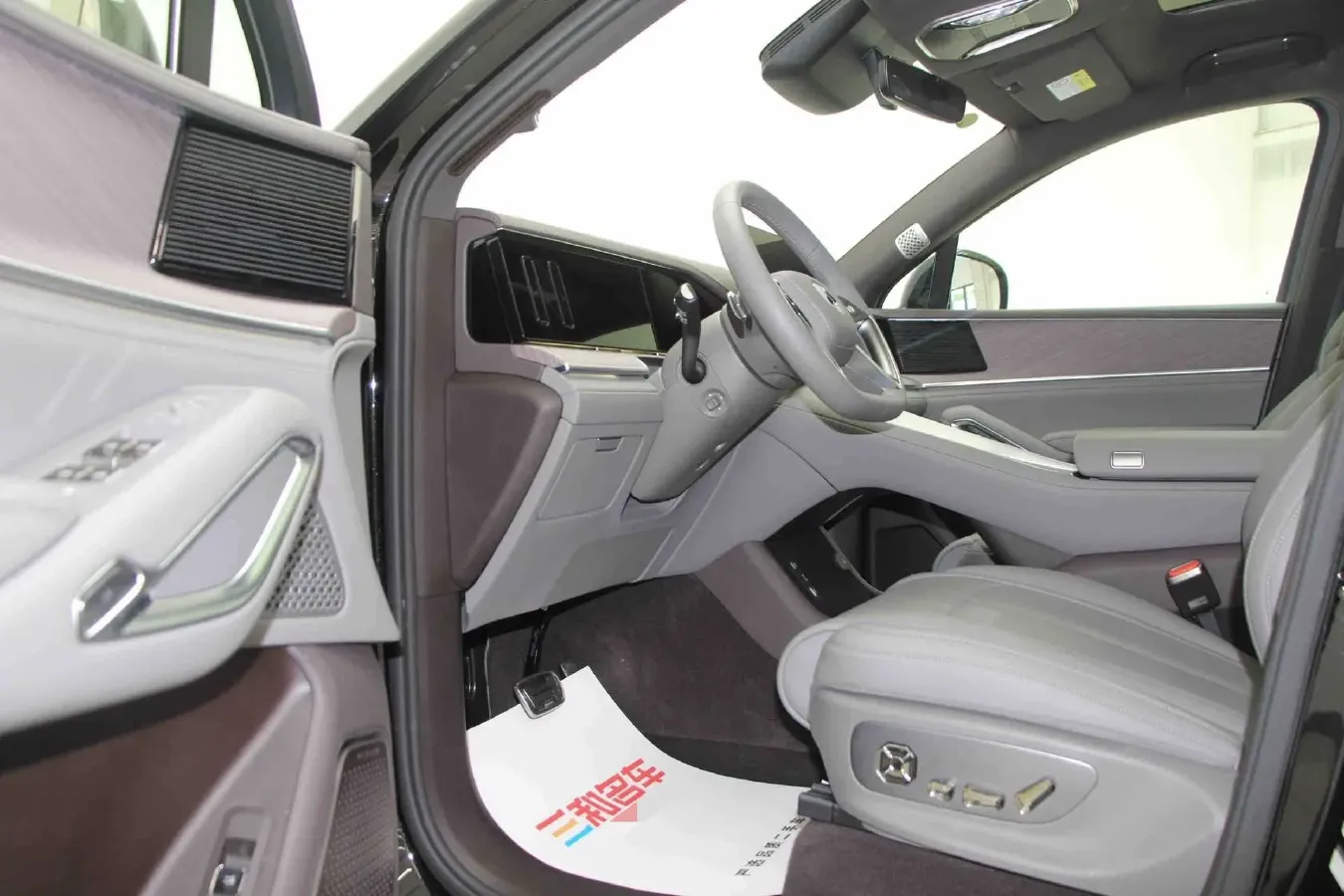 2025 Denza DenzaN9 2.0T 207HP L4 E-CVT PHEV,autocango,china used car exporter,china ev exporter,chinese used car exporter,chinese used ev exporter