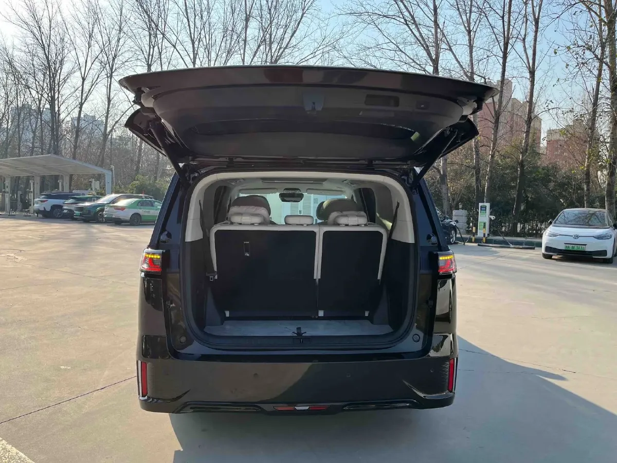 2025 Voyah Dream 1.5T 150HP L4 PHEV 41.7KWH,autocango,china used car exporter,china ev exporter,chinese used car exporter,chinese used ev exporter