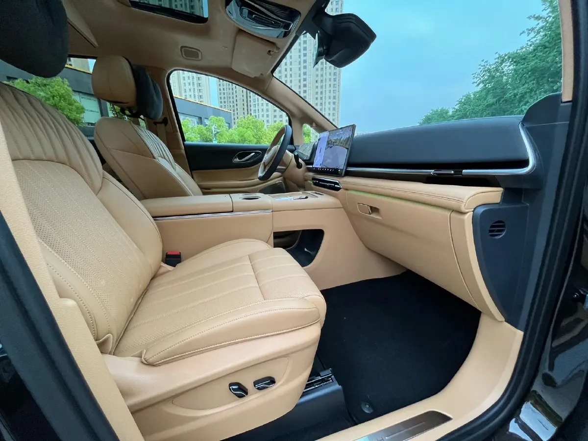 2025 Voyah Dream 1.5T 150HP L4 PHEV 41.7KWH,autocango,china used car exporter,china ev exporter,chinese used car exporter,chinese used ev exporter