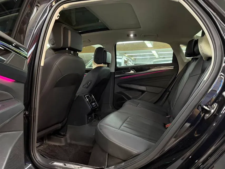 2025 Volkswagen Passat 2.0T 220HP L4 7DCT,autocango,china used car exporter,china ev exporter,chinese used car exporter,chinese used ev exporter