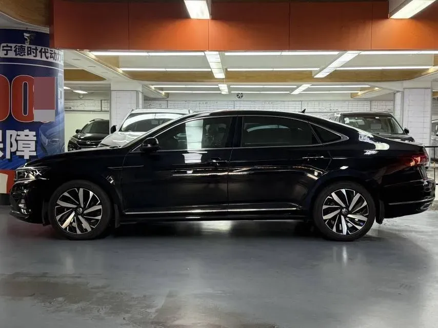2025 Volkswagen Passat 2.0T 220HP L4 7DCT,autocango,china used car exporter,china ev exporter,chinese used car exporter,chinese used ev exporter