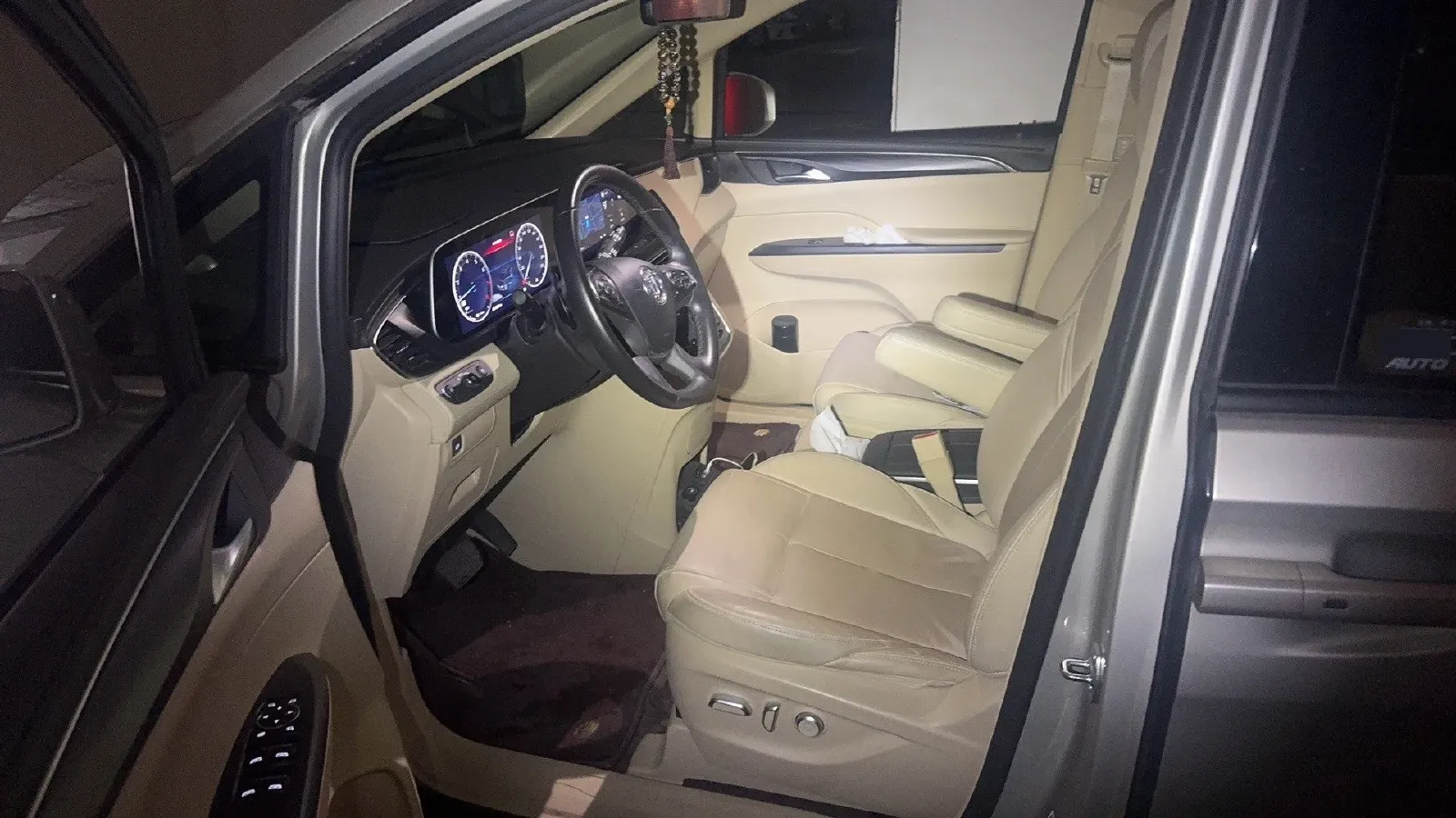 2022 Buick GL8 2.0T 237HP L4 9AT,autocango,china used car exporter,china ev exporter,chinese used car exporter,chinese used ev exporter