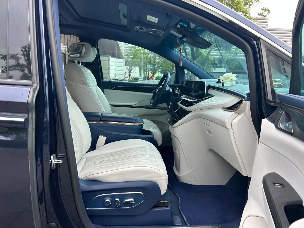 2022 Buick GL8 2.0T 237HP L4 9AT,autocango,china used car exporter,china ev exporter,chinese used car exporter,chinese used ev exporter