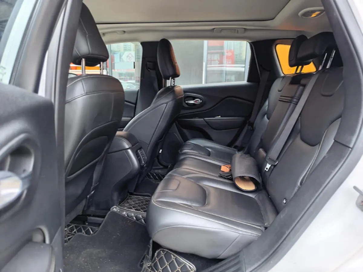 2017 Jeep Cherokee 2.0L 155HP L4 9AT,autocango,china used car exporter,china ev exporter,chinese used car exporter,chinese used ev exporter