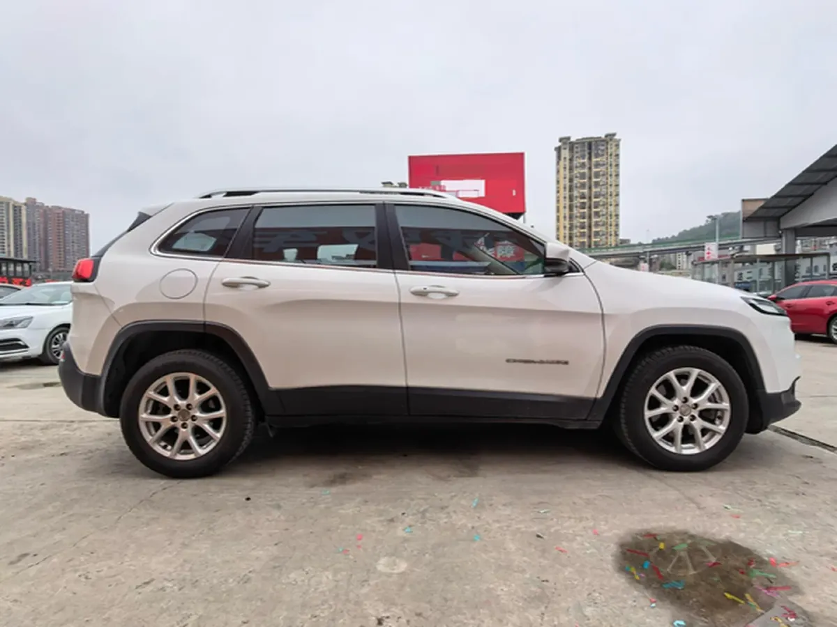 2017 Jeep Cherokee 2.0L 155HP L4 9AT,autocango,china used car exporter,china ev exporter,chinese used car exporter,chinese used ev exporter