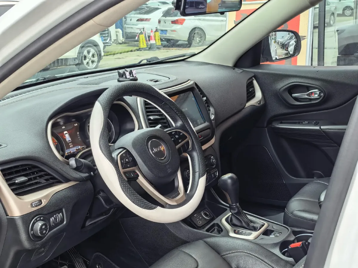 2017 Jeep Cherokee 2.0L 155HP L4 9AT,autocango,china used car exporter,china ev exporter,chinese used car exporter,chinese used ev exporter