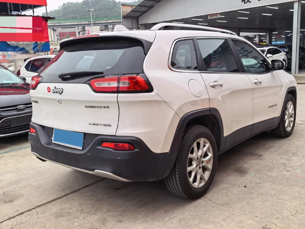 2017 Jeep Cherokee 2.0L 155HP L4 9AT,autocango,china used car exporter,china ev exporter,chinese used car exporter,chinese used ev exporter