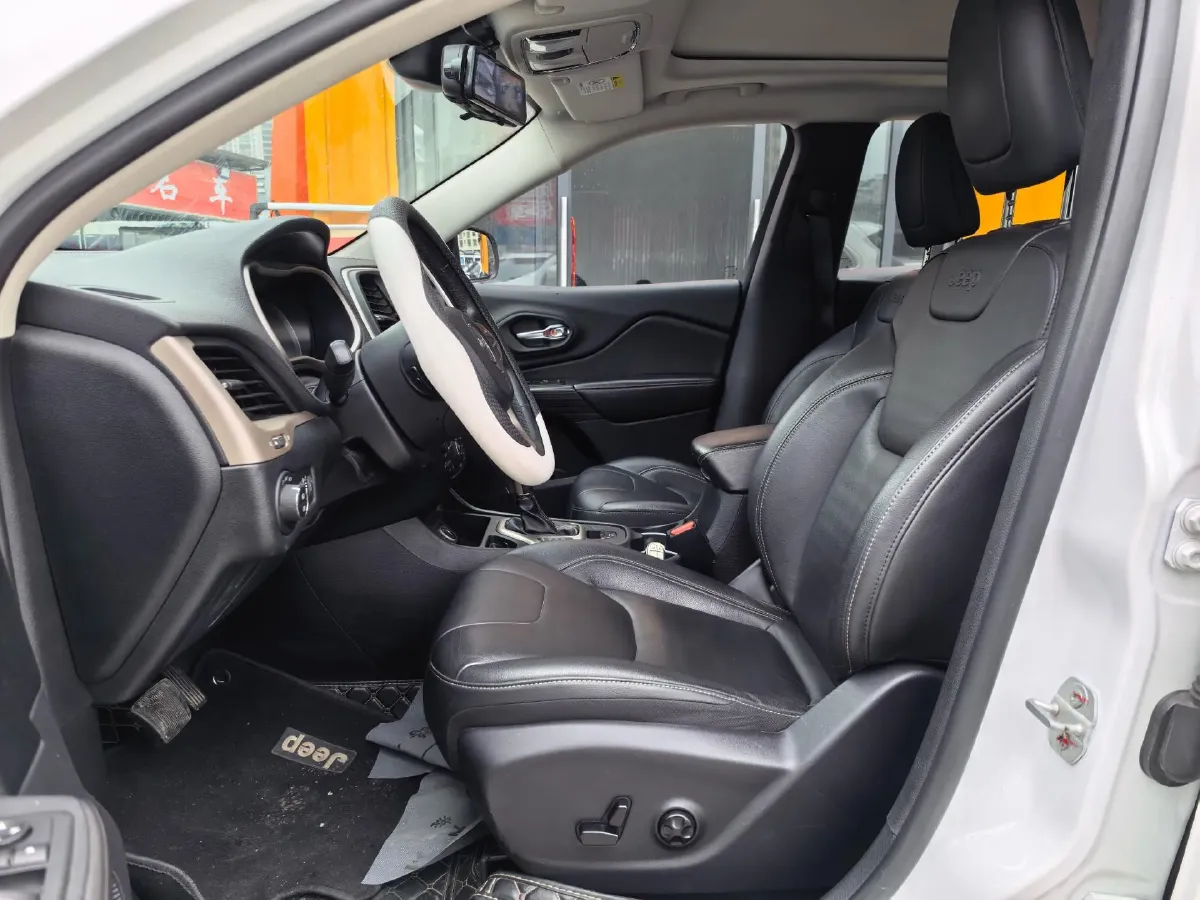 2017 Jeep Cherokee 2.0L 155HP L4 9AT,autocango,china used car exporter,china ev exporter,chinese used car exporter,chinese used ev exporter