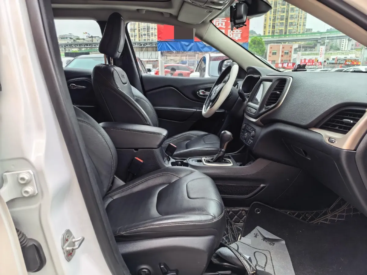 2017 Jeep Cherokee 2.0L 155HP L4 9AT,autocango,china used car exporter,china ev exporter,chinese used car exporter,chinese used ev exporter