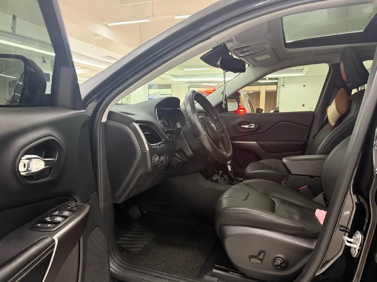 2019 Jeep Cherokee 2.0T 265HP L4 9AT,autocango,china used car exporter,china ev exporter,chinese used car exporter,chinese used ev exporter