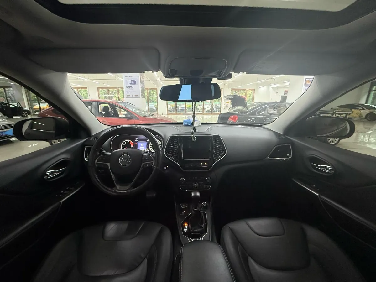 2019 Jeep Cherokee 2.0T 265HP L4 9AT,autocango,china used car exporter,china ev exporter,chinese used car exporter,chinese used ev exporter