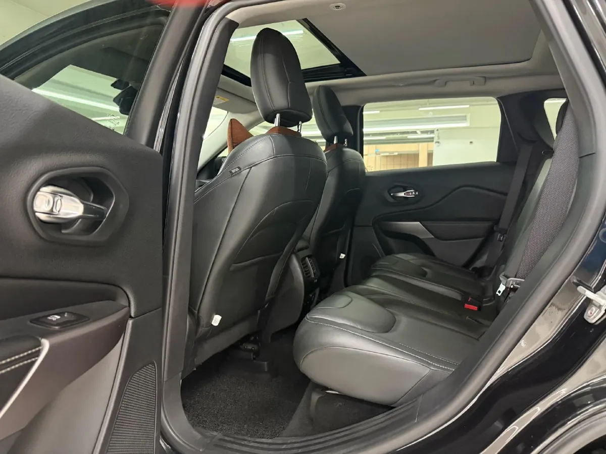 2019 Jeep Cherokee 2.0T 265HP L4 9AT,autocango,china used car exporter,china ev exporter,chinese used car exporter,chinese used ev exporter