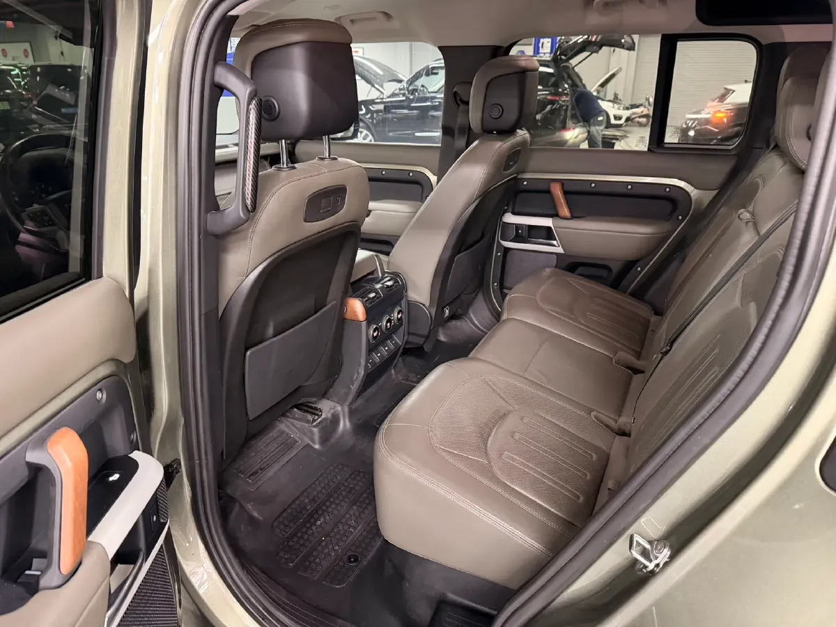 2021 Land Rover Defender 3.0T 400HP L6 8AT,autocango,china used car exporter,china ev exporter,chinese used car exporter,chinese used ev exporter