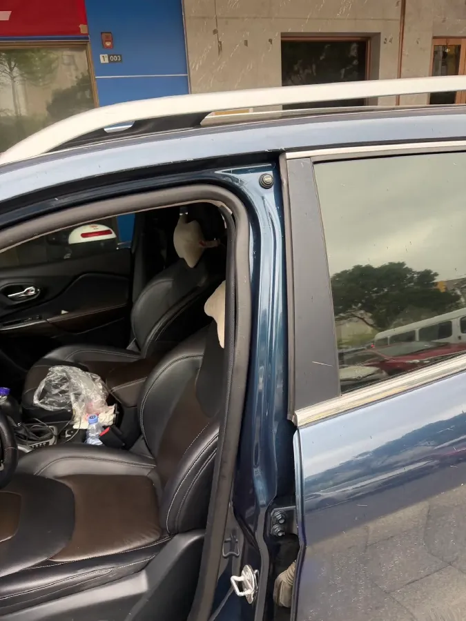 2020 Jeep Cherokee 2.0L 148HP L4 9AT,autocango,china used car exporter,china ev exporter,chinese used car exporter,chinese used ev exporter