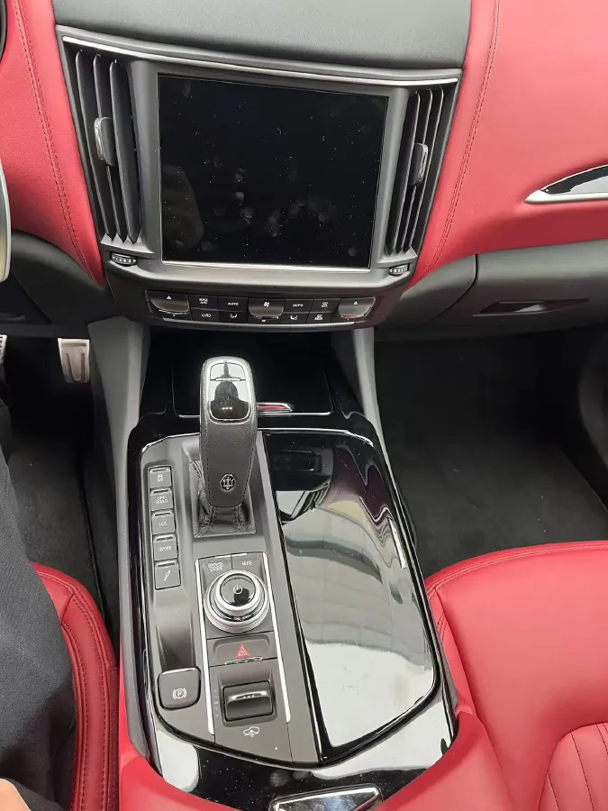 2022 Maserati Levante 2.0T 330HP L4 8AT,autocango,china used car exporter,china ev exporter,chinese used car exporter,chinese used ev exporter