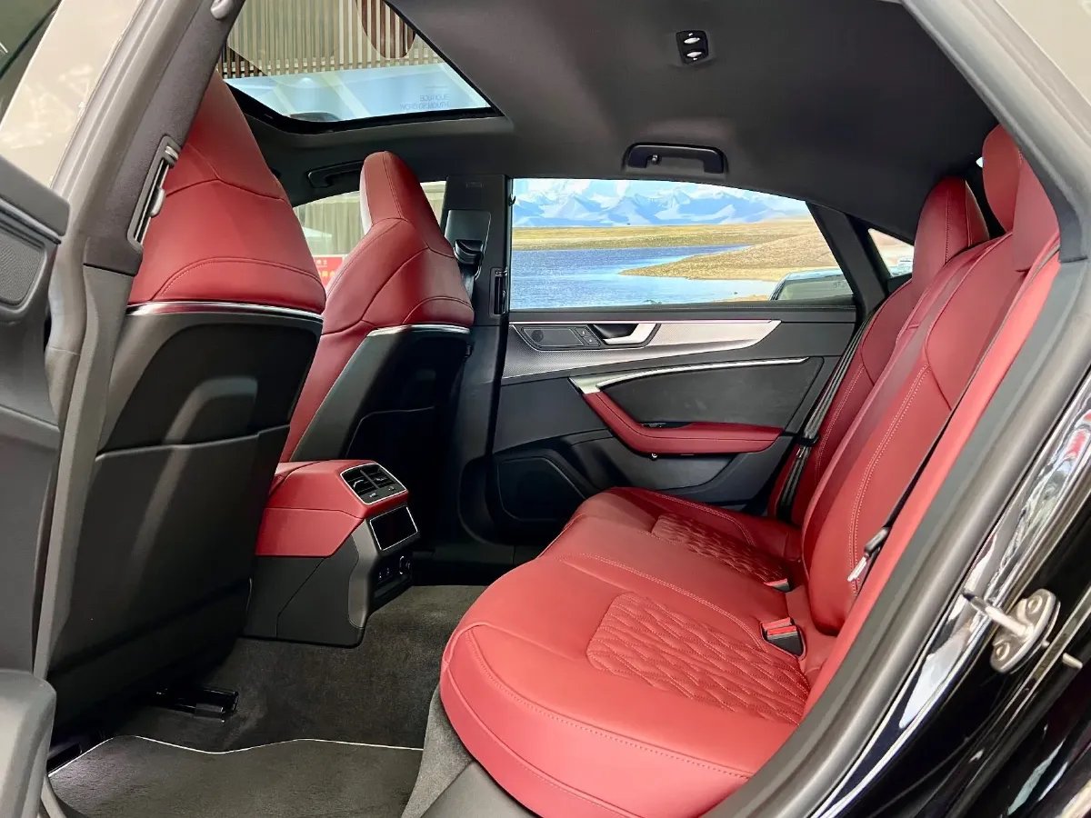 2024 Audi A7L 2.0T 245HP L4 7DCT,autocango,china used car exporter,china ev exporter,chinese used car exporter,chinese used ev exporter