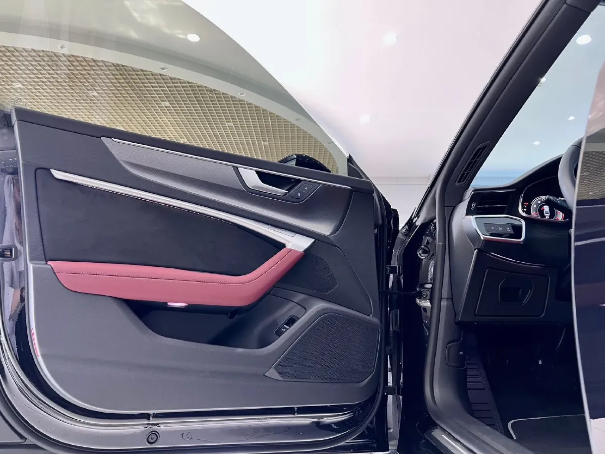 2024 Audi A7L 2.0T 245HP L4 7DCT,autocango,china used car exporter,china ev exporter,chinese used car exporter,chinese used ev exporter