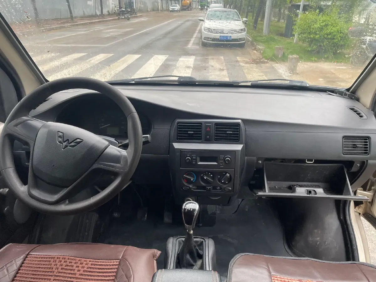 2017 WuLing RongGuang 1.5L 107HP L4 5MT,autocango,china used car exporter,china ev exporter,chinese used car exporter,chinese used ev exporter