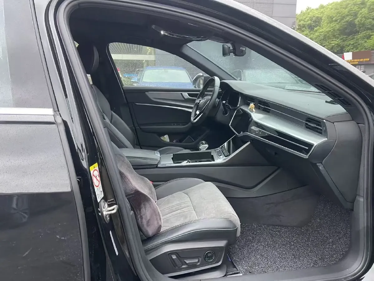 2022 Audi A6L 2.0T 190HP L4 7DCT,autocango,china used car exporter,china ev exporter,chinese used car exporter,chinese used ev exporter