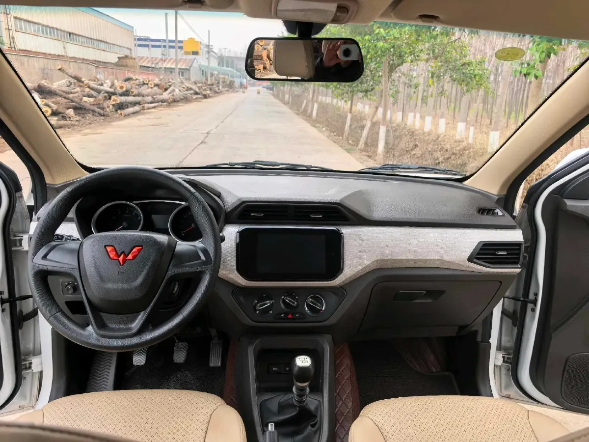 2021 WuLing HongGuang 1.5L 99HP L4 6MT,autocango,china used car exporter,china ev exporter,chinese used car exporter,chinese used ev exporter