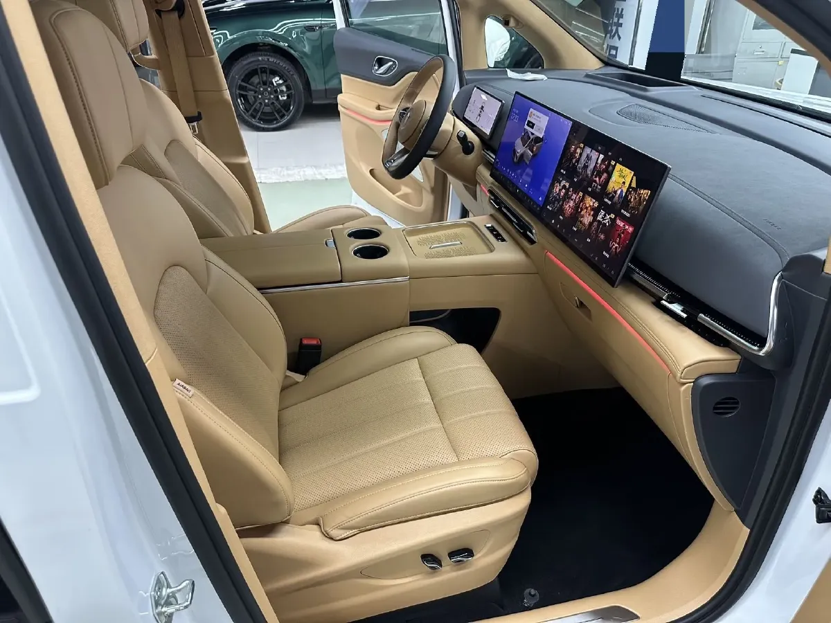 2025 Voyah Dream 1.5T 150HP L4 PHEV 41.7KWH,autocango,china used car exporter,china ev exporter,chinese used car exporter,chinese used ev exporter