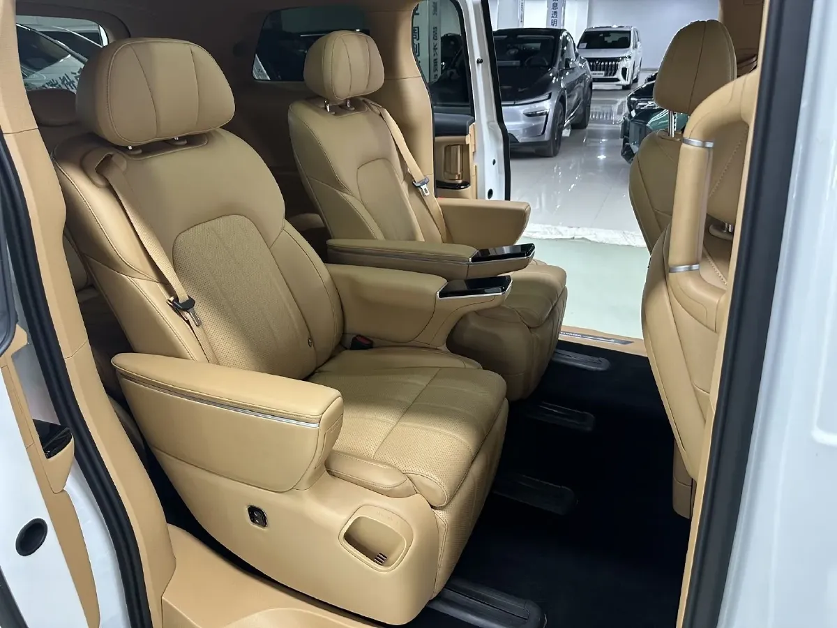 2025 Voyah Dream 1.5T 150HP L4 PHEV 41.7KWH,autocango,china used car exporter,china ev exporter,chinese used car exporter,chinese used ev exporter