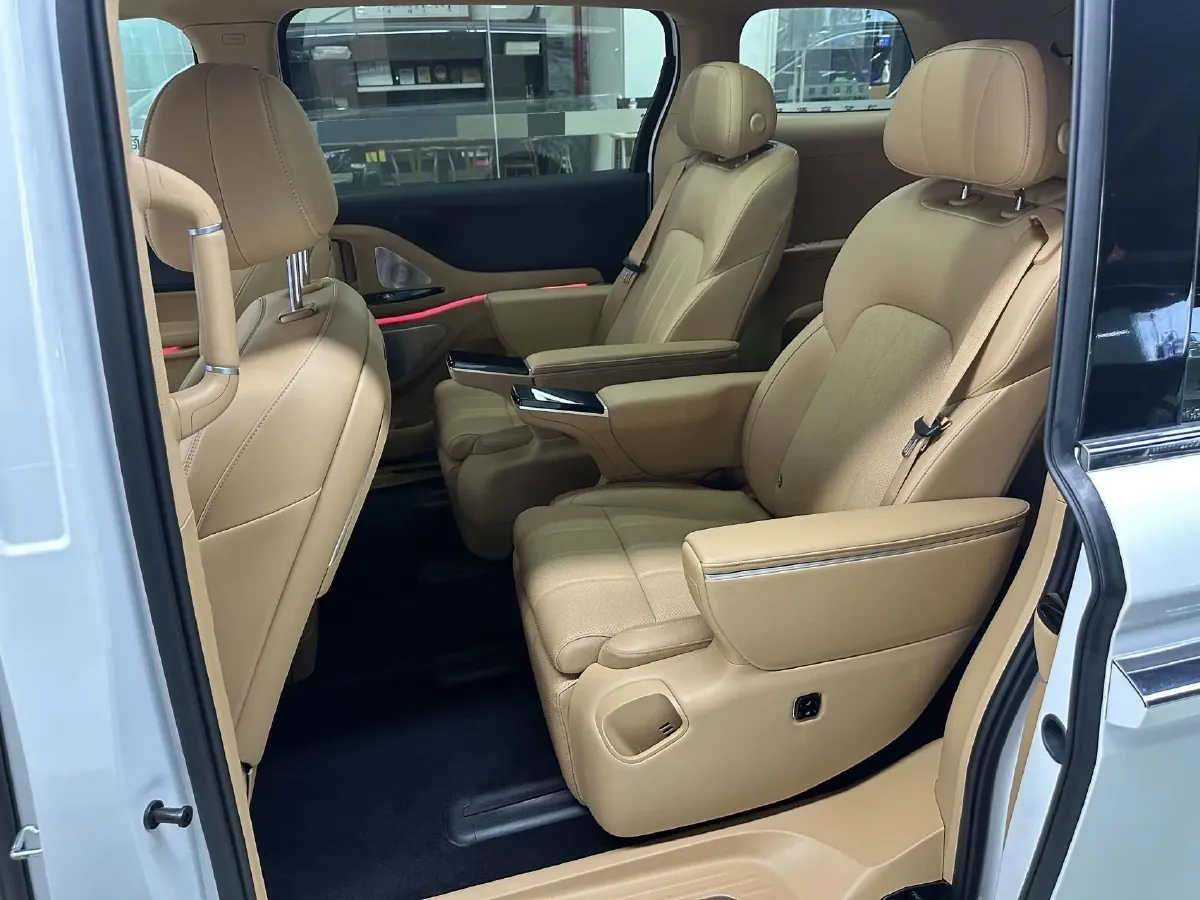 2025 Voyah Dream 1.5T 150HP L4 PHEV 41.7KWH,autocango,china used car exporter,china ev exporter,chinese used car exporter,chinese used ev exporter