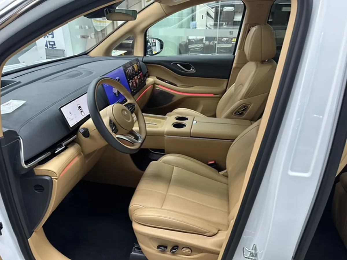 2025 Voyah Dream 1.5T 150HP L4 PHEV 41.7KWH,autocango,china used car exporter,china ev exporter,chinese used car exporter,chinese used ev exporter