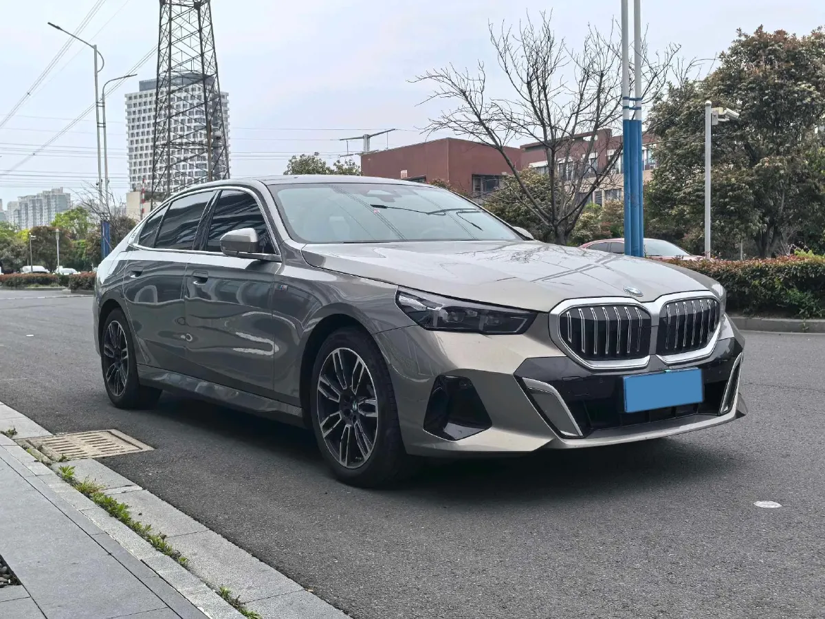 2024 BMW 5 Series 2.0T 258HP L4 8AT,autocango,china used car exporter,china ev exporter,chinese used car exporter,chinese used ev exporter