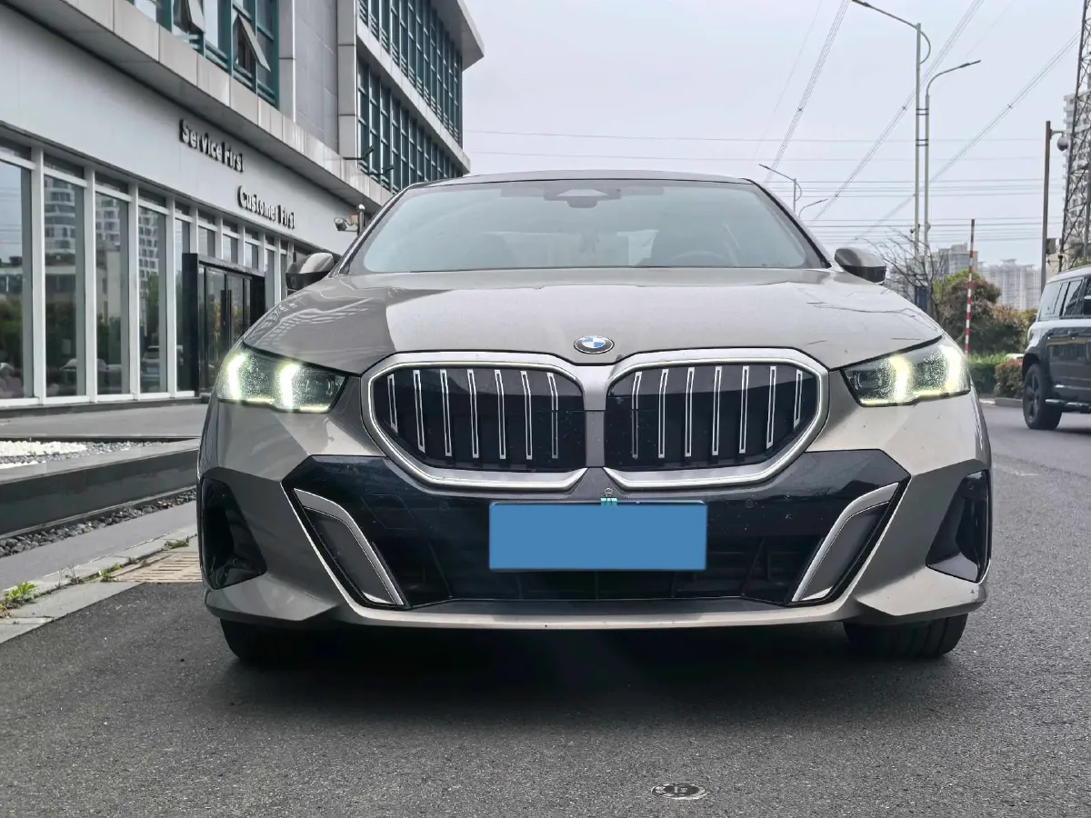 2024 BMW 5 Series 2.0T 258HP L4 8AT,autocango,china used car exporter,china ev exporter,chinese used car exporter,chinese used ev exporter