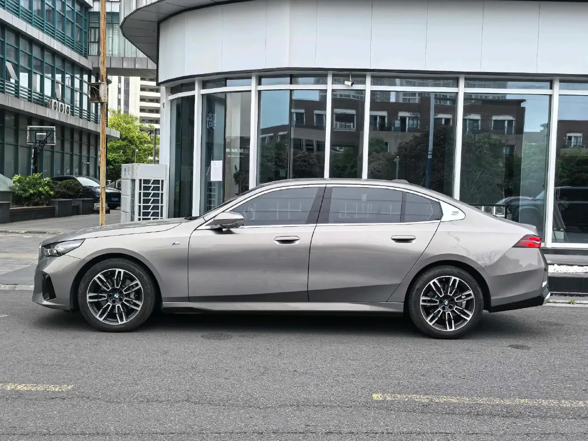 2024 BMW 5 Series 2.0T 258HP L4 8AT,autocango,china used car exporter,china ev exporter,chinese used car exporter,chinese used ev exporter